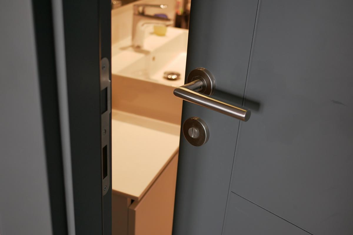 La puerta de un cuarto de baño