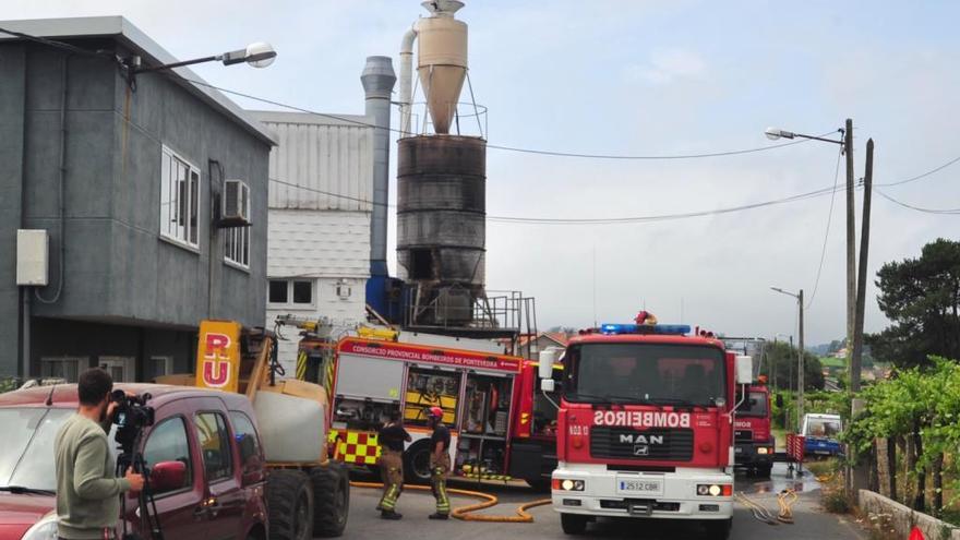 Dos heridos al incendiarse un silo con serrín en una fábrica de Ribadumia