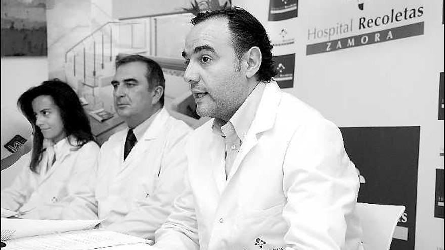 Agapito Sánchez Vega, junto a otros representantes del hospital zamorano