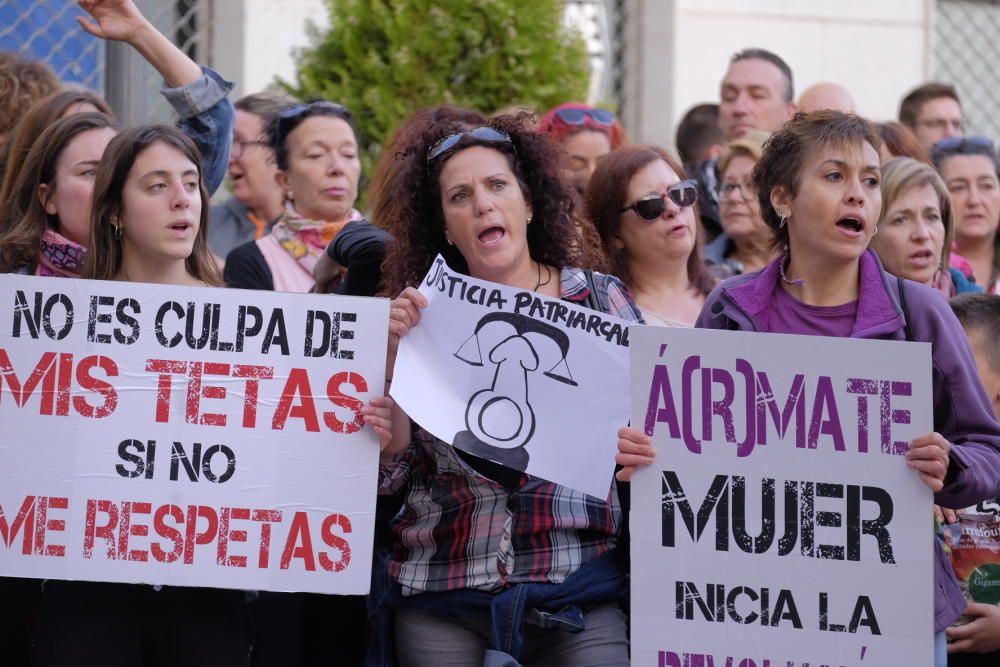 Cientos de mujeres se han manifestado en Elda