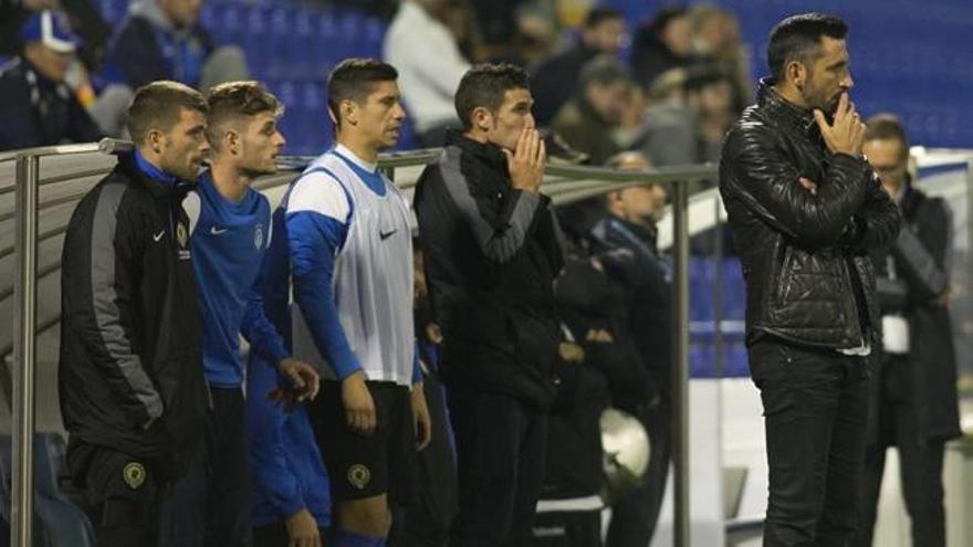 Iván Buigues, Connor, Yeray, Cuevas y el técnico Herrero siguen con tensión los minutos finales del partido.