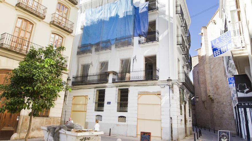 Fachada del edificio del Café Madrid, en plena rehabilitación.