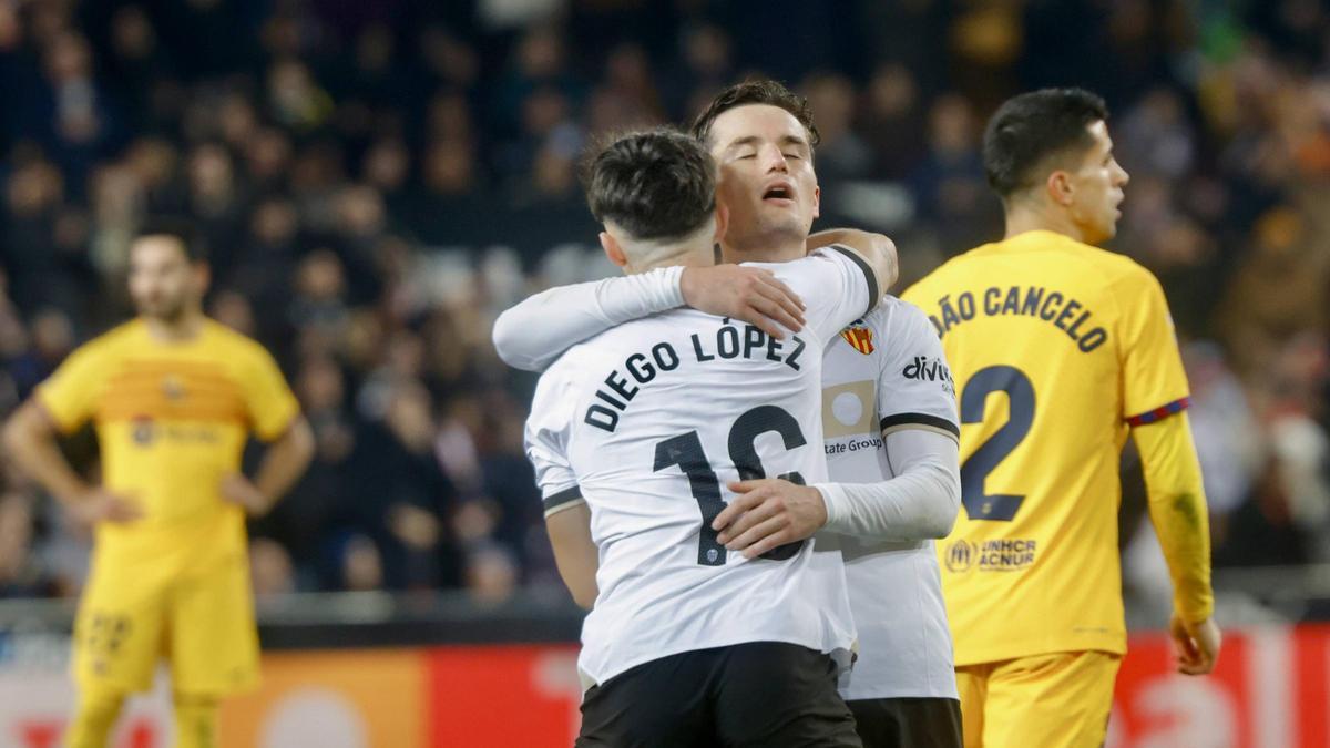 Diego López se abraza con Hugo Guillamón, autor del tanto del empate... del golazo del empate ante el Barcelona