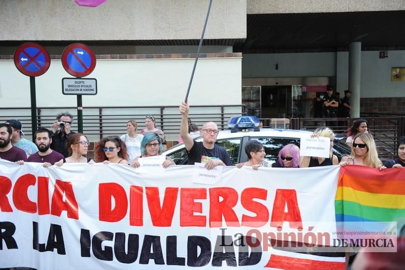 Concentración LGTBI en protesta por la manifestación neonazi del sábado