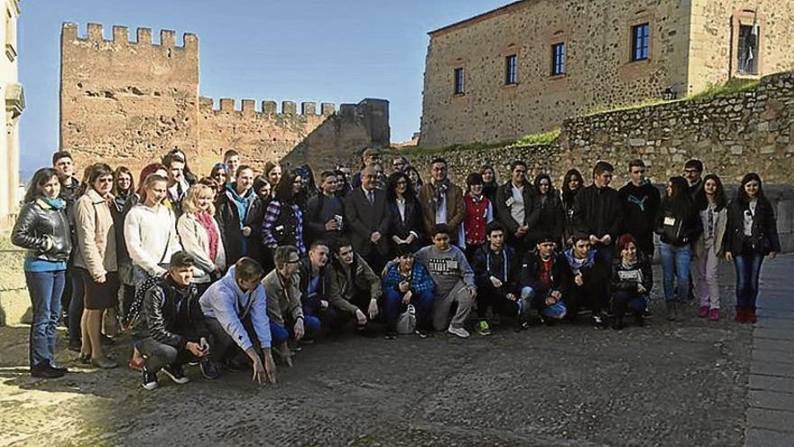 Estudiantes del programa Erasmus Plus visitan el salón de plenos del ayuntamiento