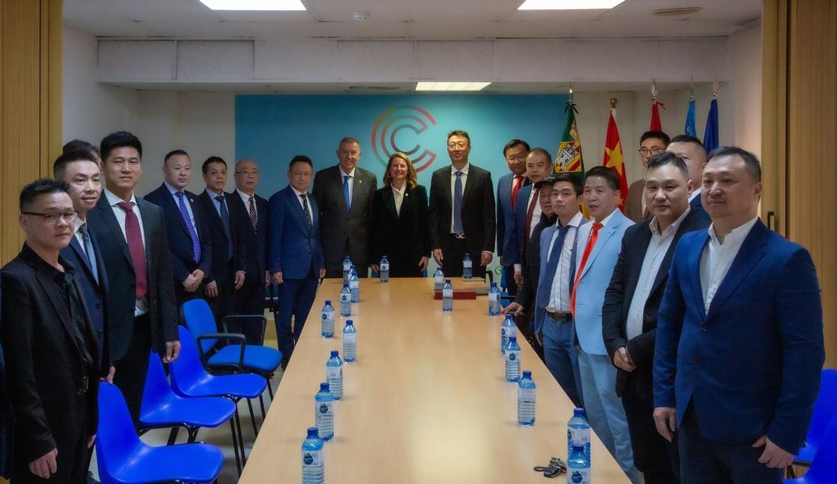 La alcaldesa de Castelló, Begoña Carrasco, se ha reunido con los empresarios chinos.