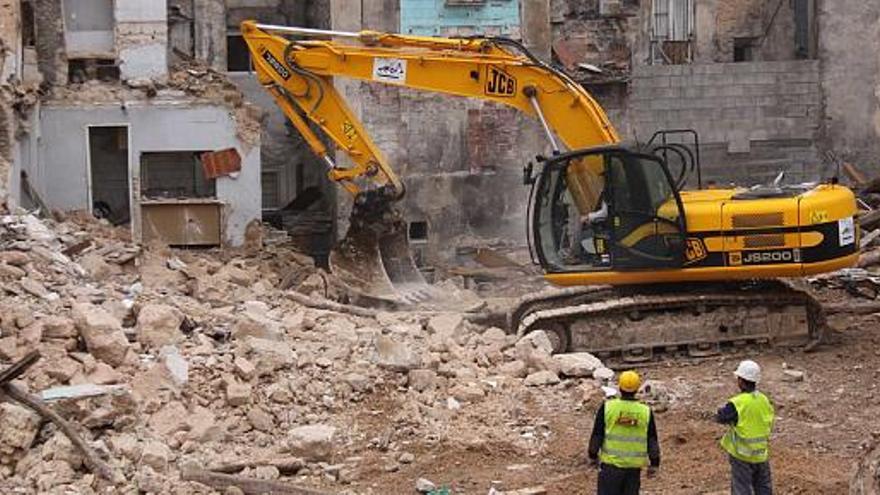 Una excavadora procedió al derribo a primera hora de la tarde de ayer de un edificio ruinoso de la calle Sant Bonaventura,.