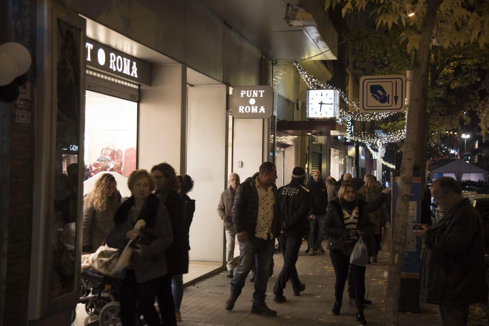 Manresa s'il·lumina per Nadal amb el principal carrer comercial a clapes