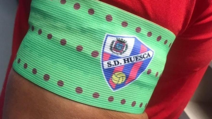 El Huesca jugará fuera de casa con un brazalete de capitán diseñado para cada partido