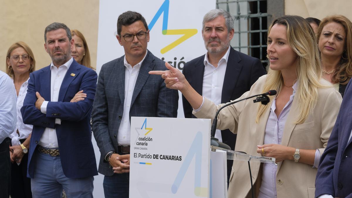 María Fernández, candidata de CC, tras la firma del manifiesto con el resto de formaciones del ‘frente canario’.