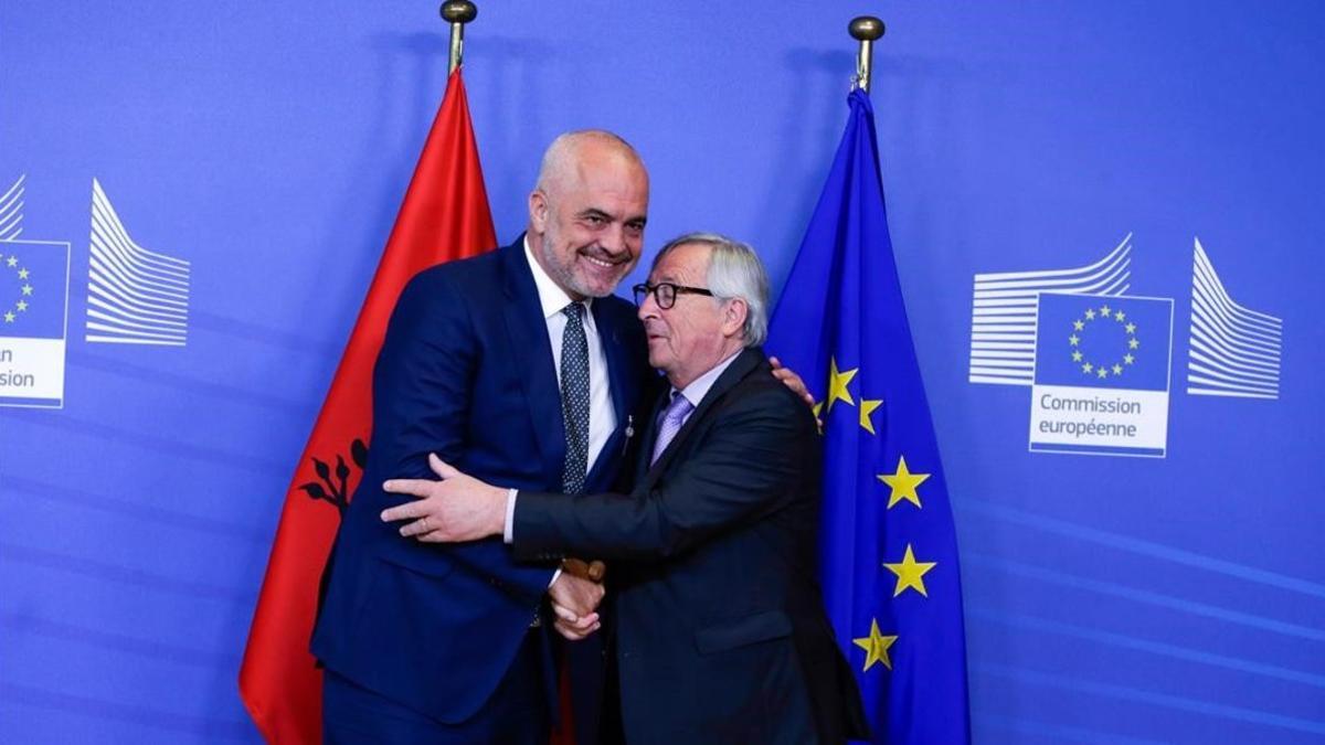 El primer ministro albanés, Edi Rama (izquierda) saluda al presidente de la Comisión Europea, Jean-Claude Juncker, esta semana, en Bruselas.