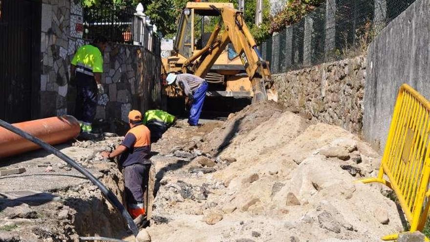 Los operarios acometen los trabajos en la parroquia de Pazos. // Faro