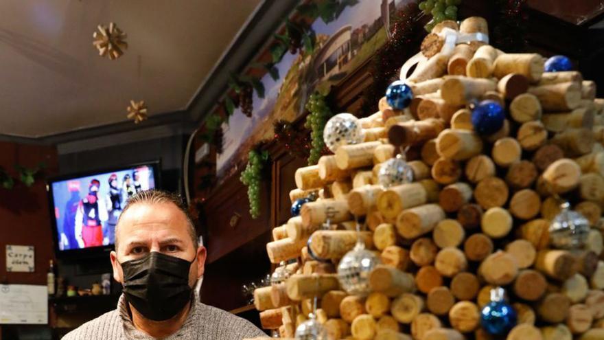 Una vinoteca de Avilés “alumbra” la Navidad con un árbol hecho con corchos  - La Nueva España