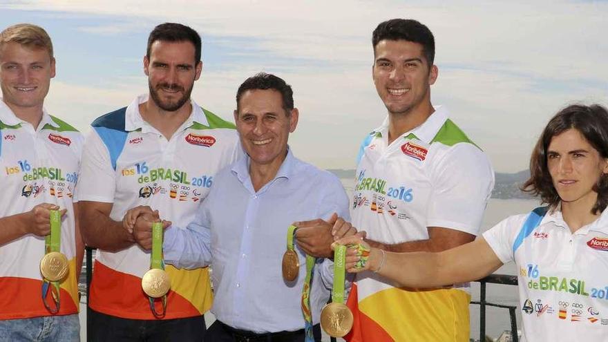 Juan José Román, en los juegos de Río, con los medallistas españoles.