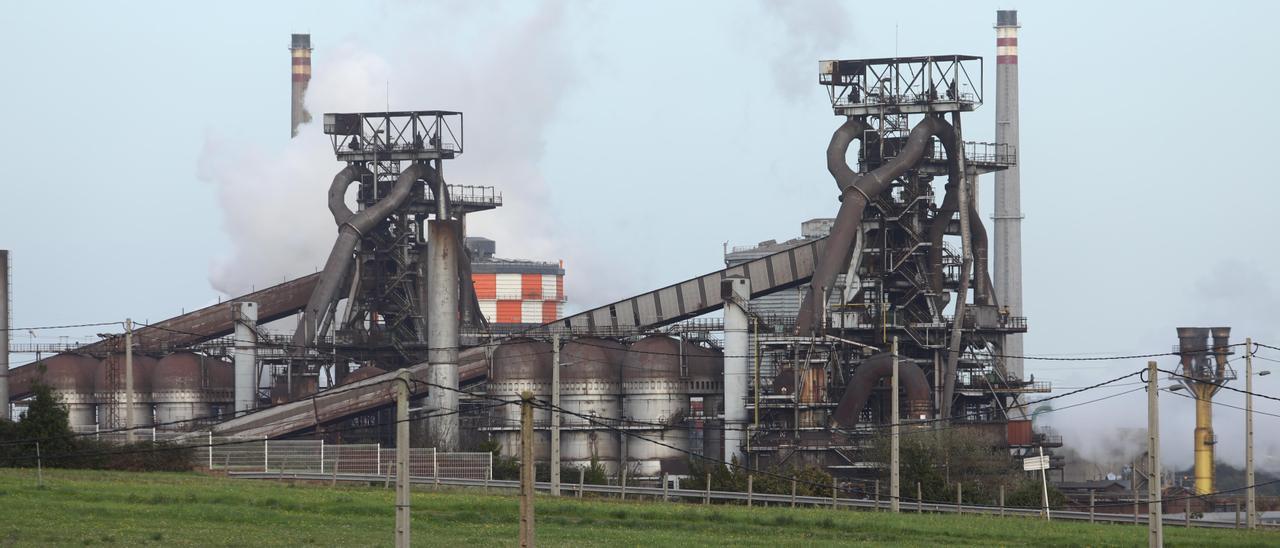 Los dos hornos altos de Arcelor en Gijón.