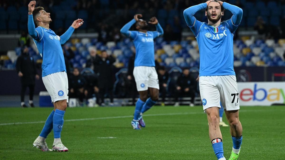 Los jugadores del Nápoles se lamentan tras una ocasión ante el Torino