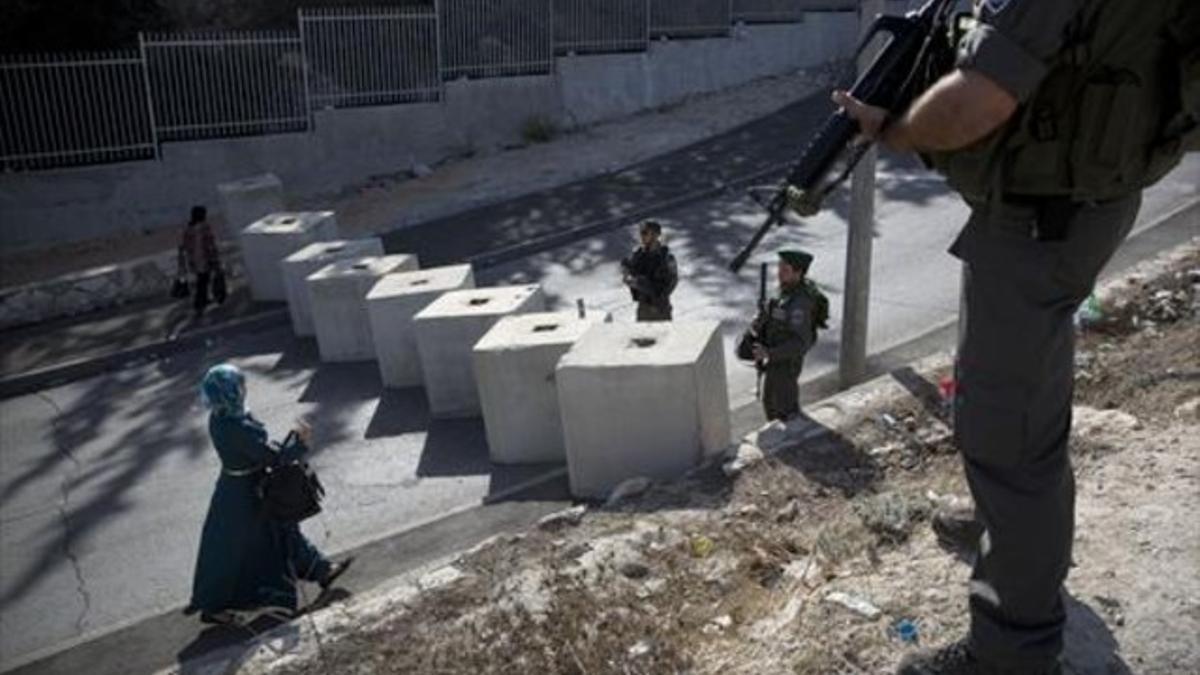 Control israelí en un barrio palestino de Jerusalén este.