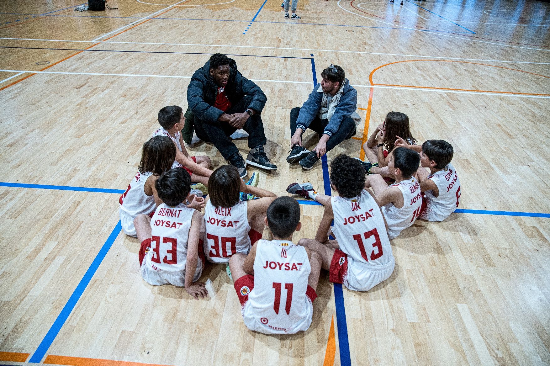 Imatges de la Festa de Nadal de la base del Bàsquet Manresa amb els jugadors del primer equip