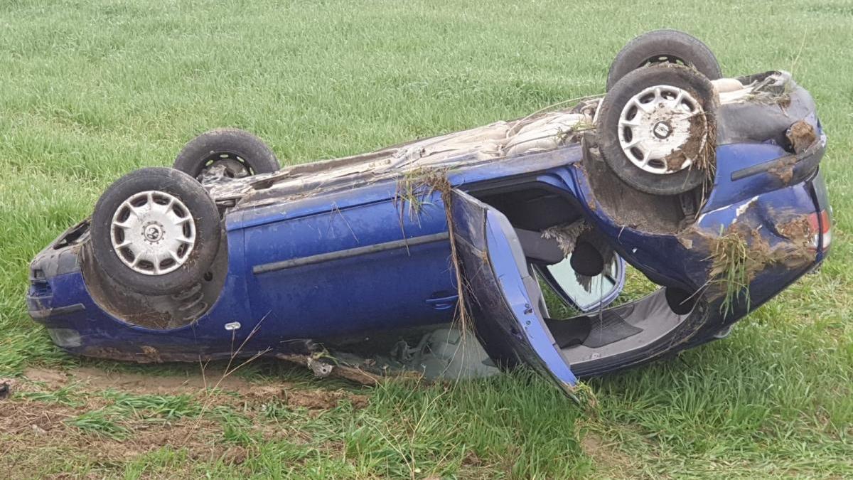 Herido leve tras salirse de la carretera y volcar cerca de La Torrecilla