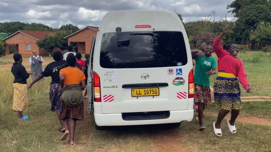 Chegada do minibús doado pola Asociación Operación Pangono Pangono a Malawi.