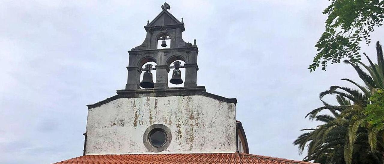 Un vecino, ante la iglesia de Santa Eulalia, en El Valle, antes de que se retirasen las campanas para su arreglo. | B. G.