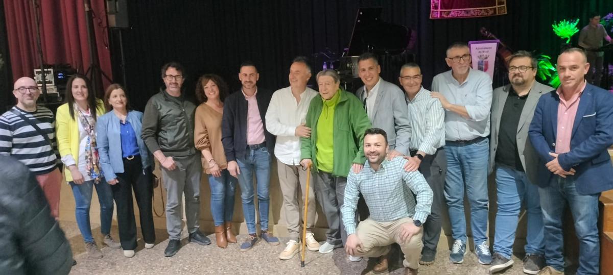 El promotor del concierto en Real, Paco Muñoz, en el centro, con el cantautor y representants políticos.