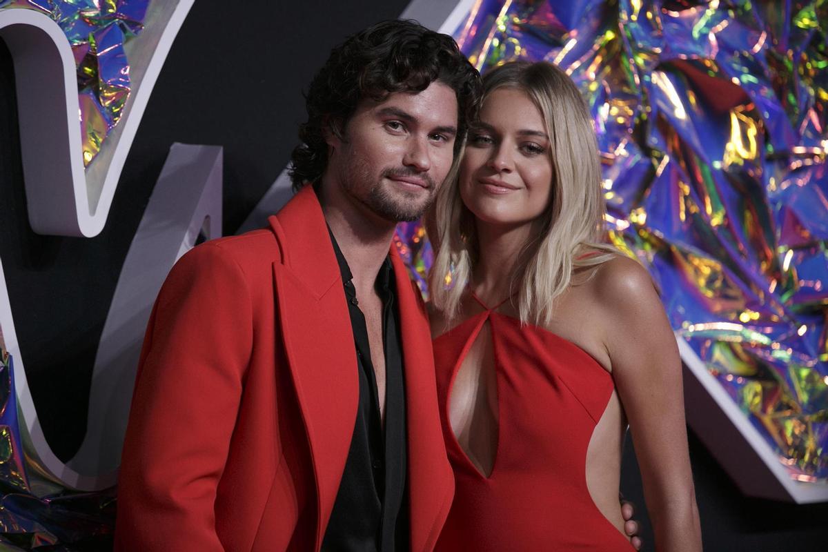 La cantante country Kelsea Ballerini y el actor Chase Stokes.