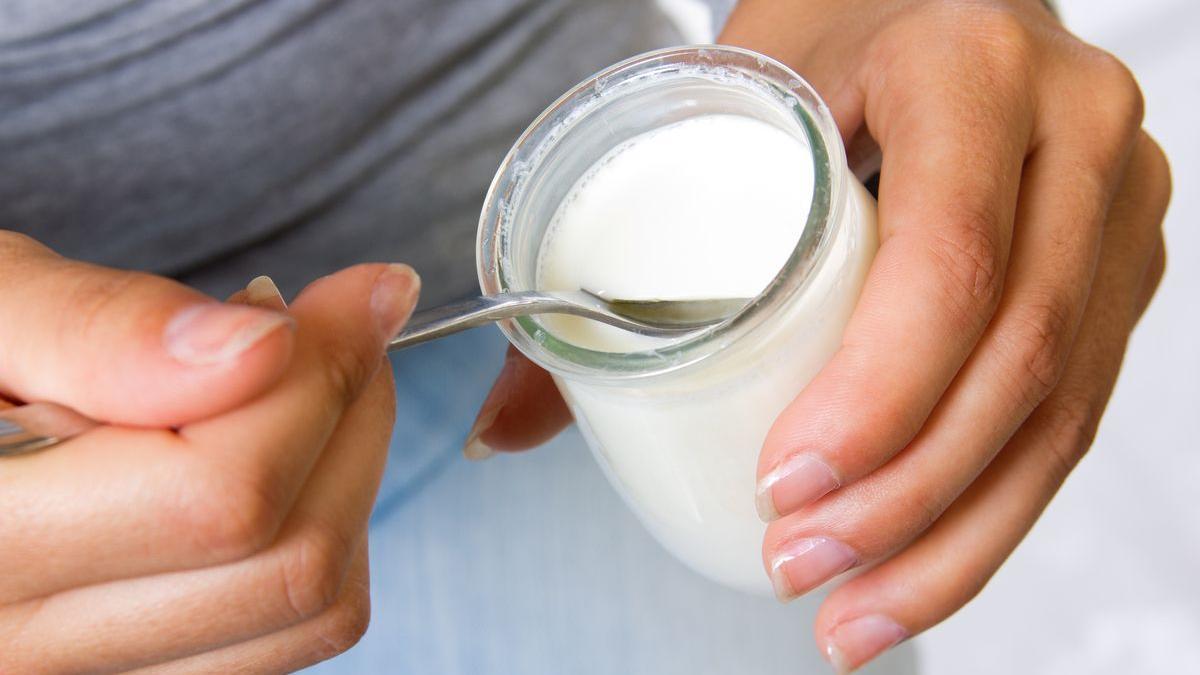 El yogur natural es un alimento con bajo contenido de calorías