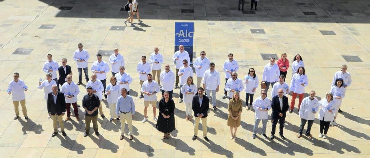 Los chefs de los restaurantes, junto a representantes políticos, posan en la plaza del Ayuntamiento