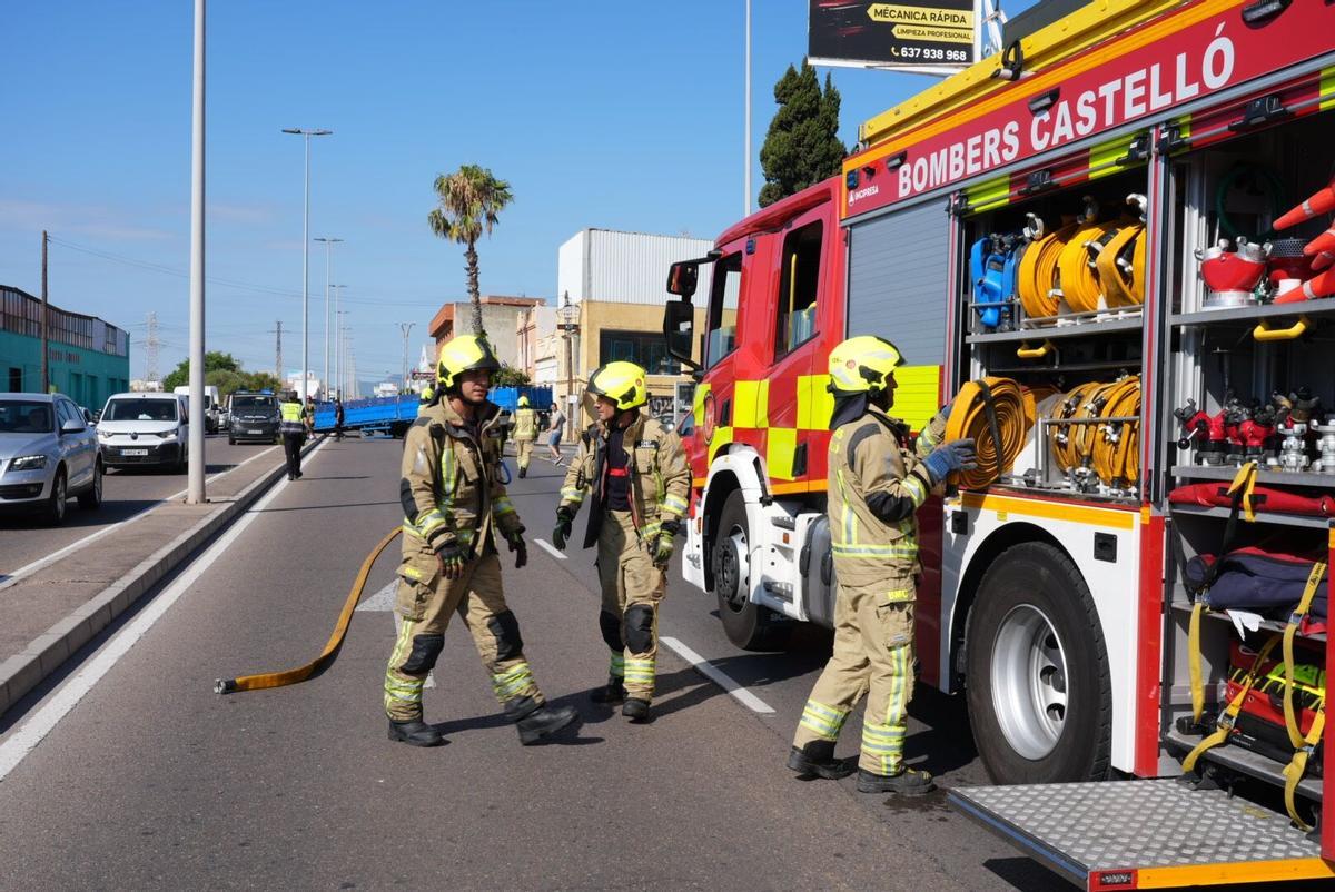 Castellón. accidente de tráfico en la avenida Valencia camión averiado.