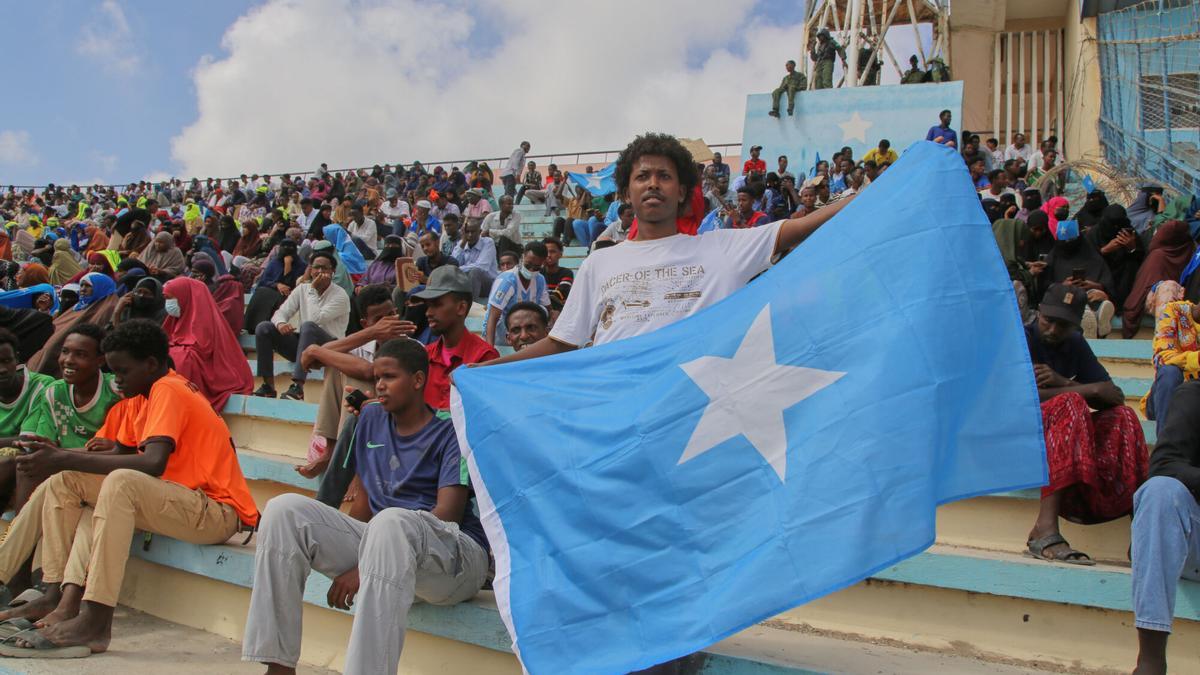 30 de diciembre de 2025, Mogadiscio, Somalia. Un hombre sostiene la bandera de Somalia en las protestas contra el reconocimiento de Israel de Somalilandia como Estado