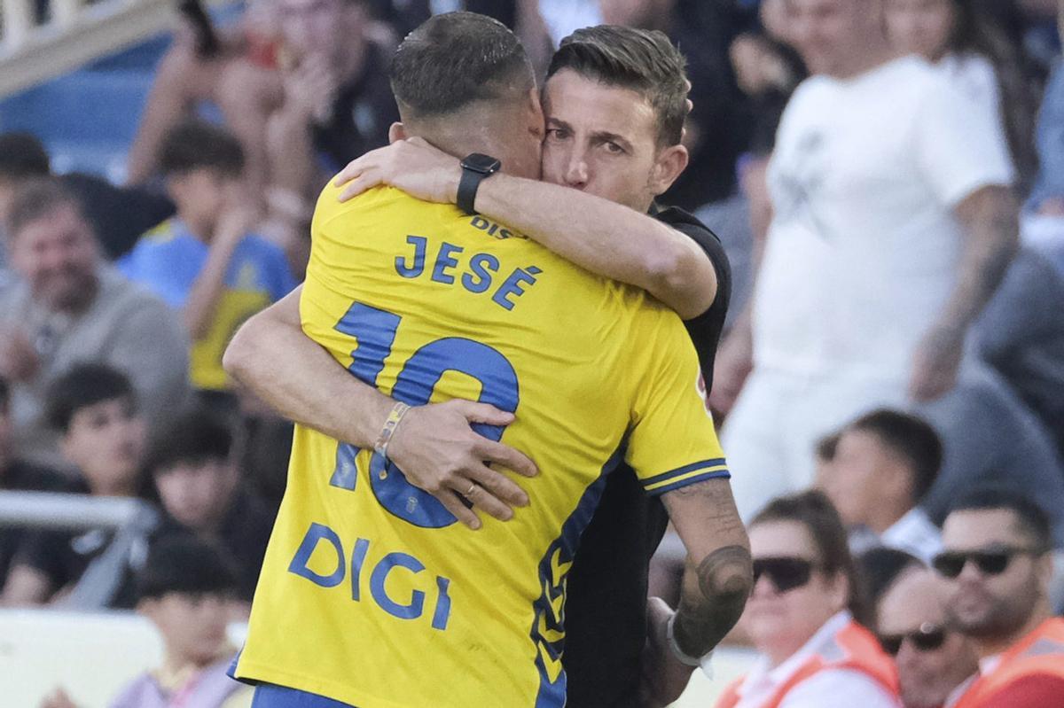 El abrazo de Luis García y Jesé, ayer, en el instante de la retirada del atacante, que ya suma siete dianas.  |