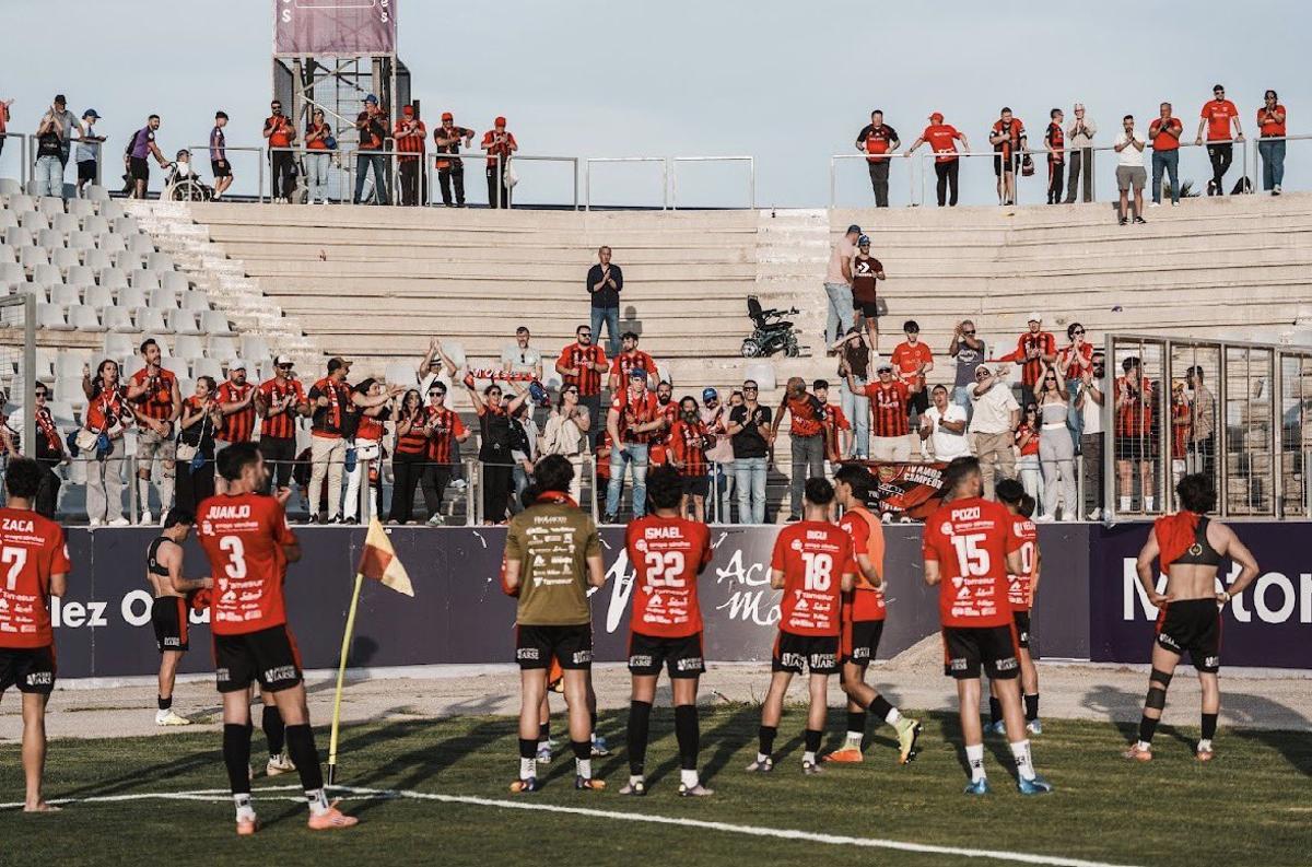 Jugadores del Salerm Puente Genil, junto a su afición.