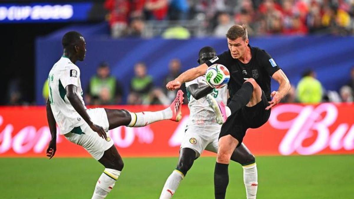 Sorloth junto a Pape Gueye.