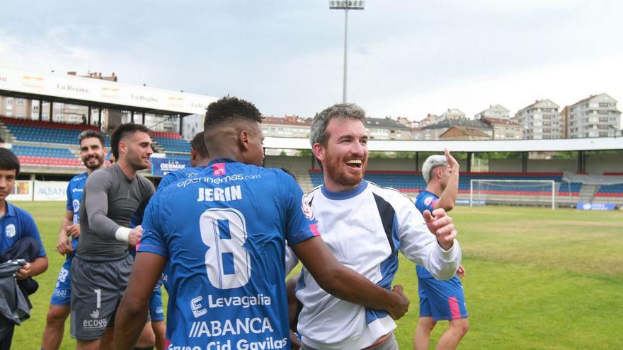 El míster recibe el abrazo de Jerín tras sellar la permanencia en Segunda RFEF. |  // IÑAKI OSORIO