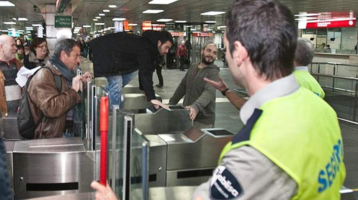 Desenes d’usuaris s’han colat diumenge a la tarda a l’estació de metro de plaça de Catalunya, a Barcelona, en protesta per la pujada de tarifes del transport públic.