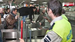 Desenes d’usuaris s’han colat diumenge a la tarda a l’estació de metro de plaça de Catalunya, a Barcelona, en protesta per la pujada de tarifes del transport públic.