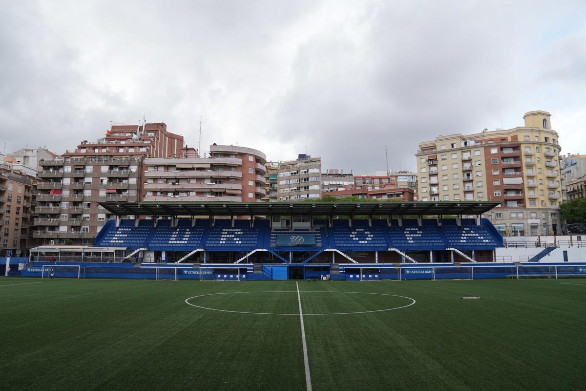 07/07/2025 Interior del campo municipal Nou Sardenya, a 7 de julio de 2025, en Barcelona, Catalunya (España). Tras su ascenso a primera división, el CE Europa se plantea tener que abandonar el campo Nou Sardenya ya que no cumple con los requisitos de la federación y se ven obligados a tener que sustituir el césped artificial por natural. Aunque el club no quiere abandonar su campo el terreno se encuentra en una situación urbanística complicada al tener un garaje justo debajo del terreno de juego lo que supone que se eleve la inversión para poder llevar a cabo el cambio de superficie. DEPORTES David Zorrakino - Europa Press