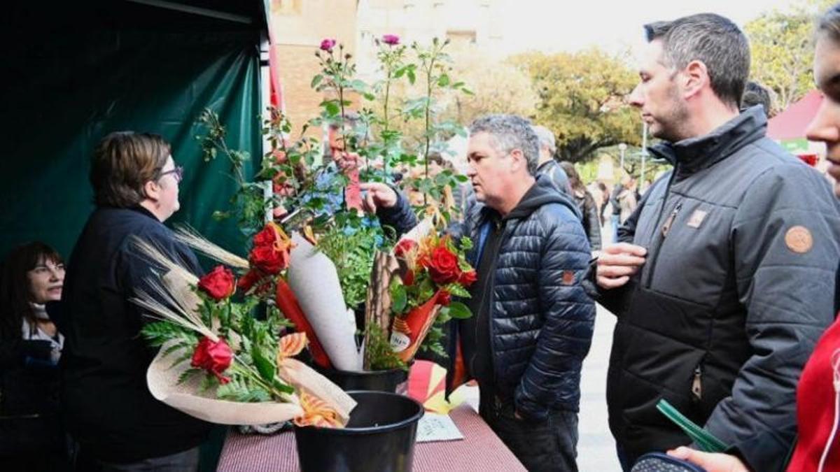 Imagen de archivo de la Diada de Sant Jordi en Cornellà.