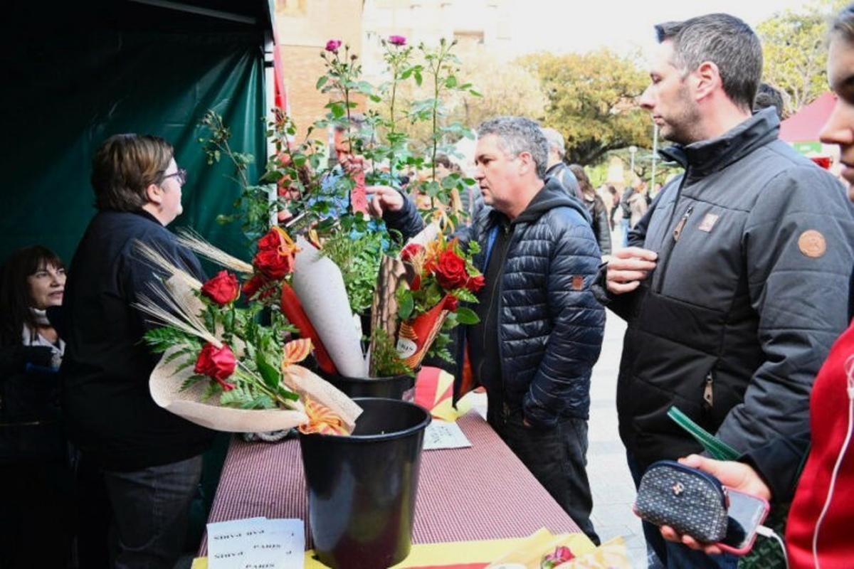 Imagen de archivo de la Diada de Sant Jordi en Cornellà.