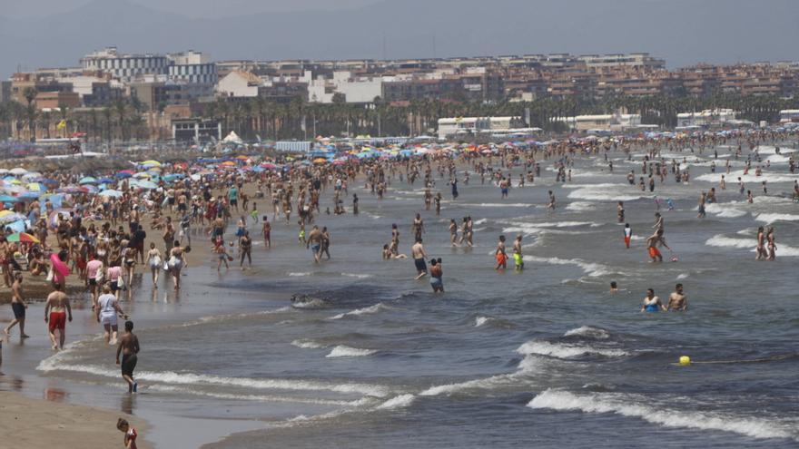 Ayuntamientos valencianos lamentan la falta de drones de salvamento en las playas este verano