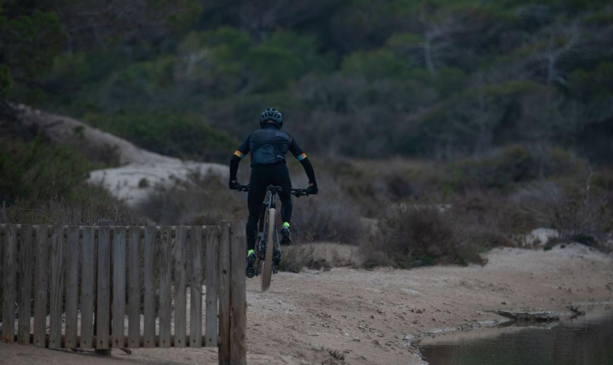 Un ciclista adentrándose en los estanques de es Cavallet