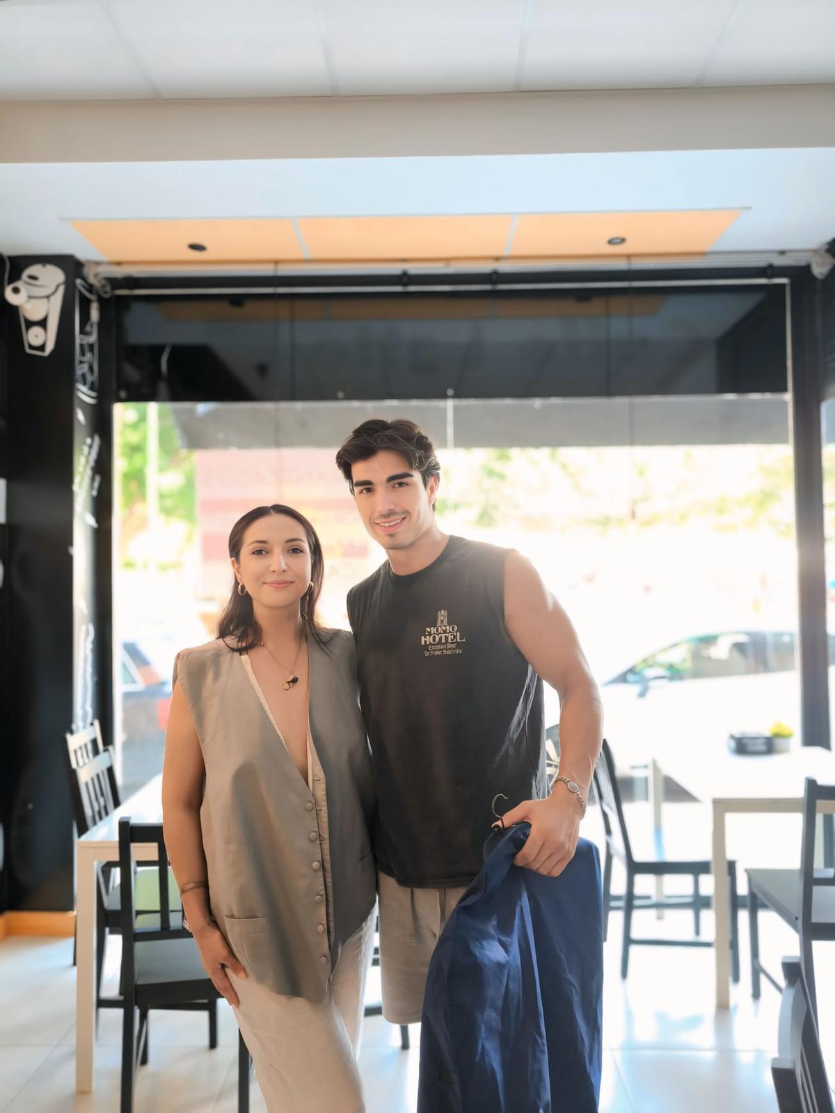 El mister en una cafetería en La Pobla de Farnals.
