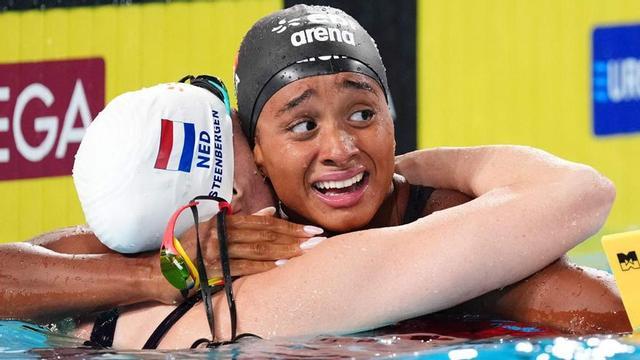 La italana Sara Curtis és felicitada per la neerlandesa Steenbergen mentre observa incrèdula el marcador, veient el seu rècord del món, ahir. | AFP