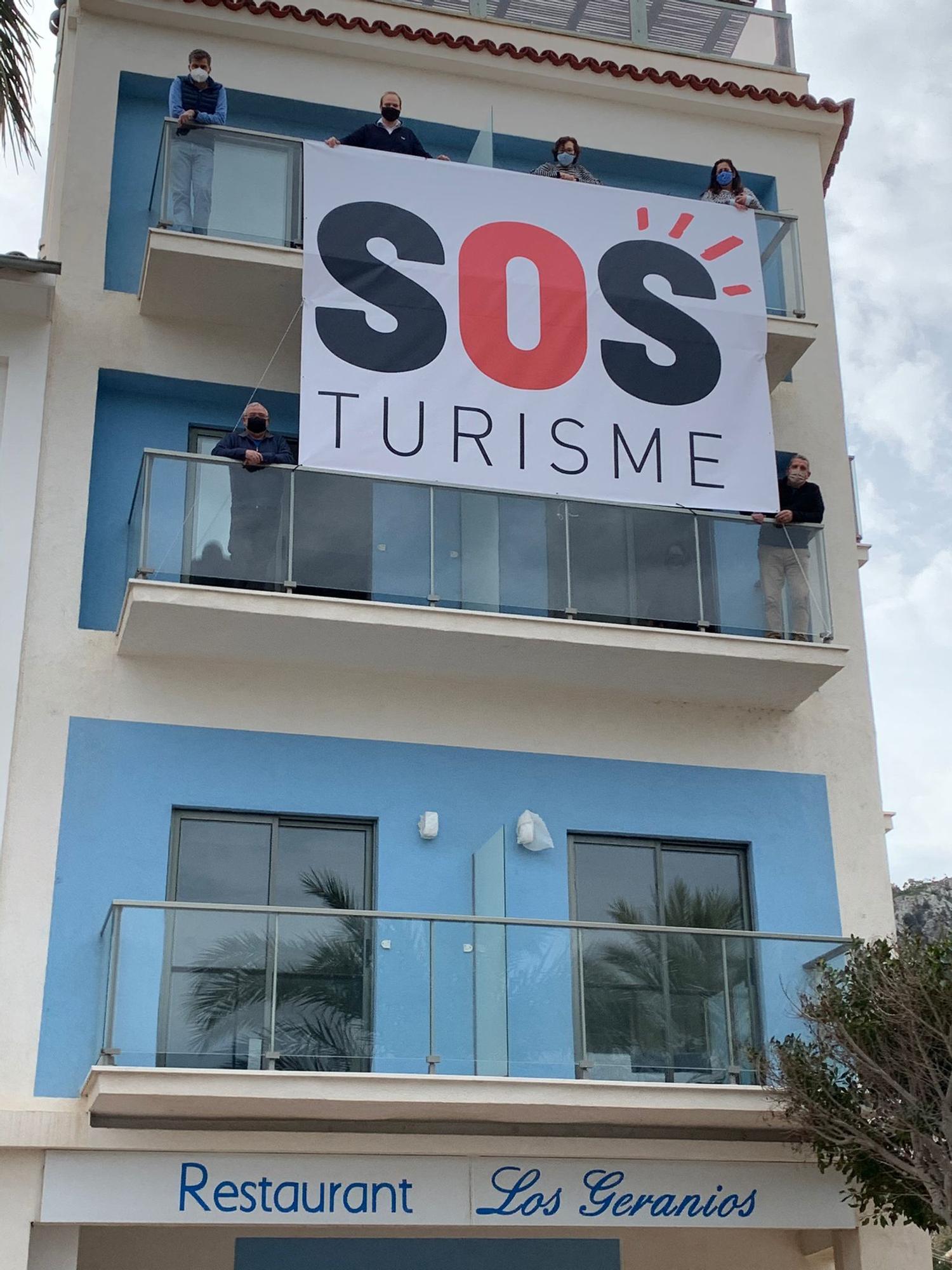 Arranca la campaña SOS Turismo: los hoteles y negocios turísticos de Mallorca ya lucen las pancartas con su lema