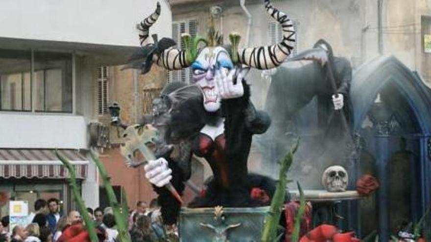 La colla Garnatxa, amb la carrossa «Malefici gòtic».