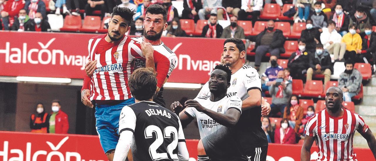 Pablo Vázquez sujeta en el aire a un jugador del Sporting ante la mirada de Delmás, Dauda y Bodiger.