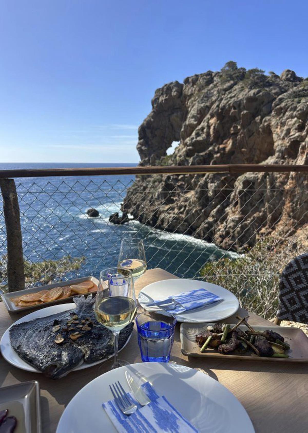 Gegenüber vom Felsloch: Foradada Mar in Deià