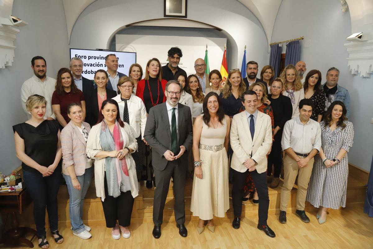 La consejera Loles López con el alcalde José María Bellido, el delegado del Gobierno, Adolfo Molina y representantes de las asociaciones.