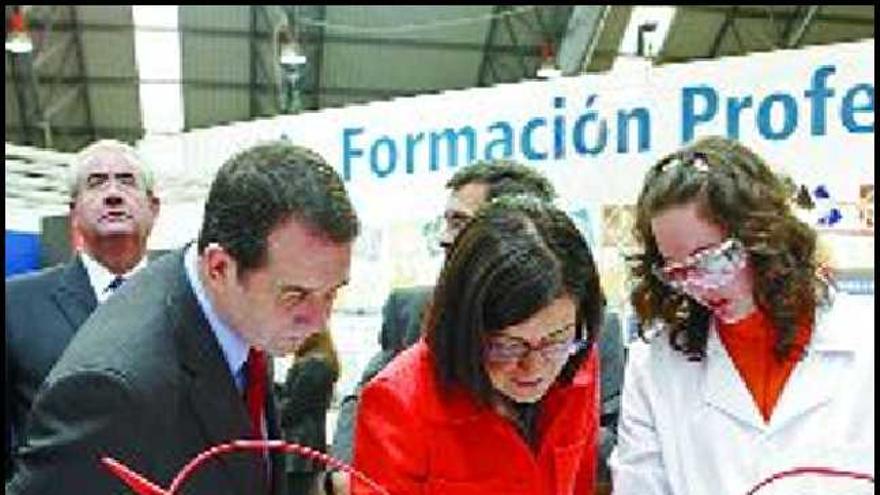 Abel Caballero y Laura Sánchez Piñón supervisan uno de los laboratorios trasladados al Ifevi.  / ricardo grobas